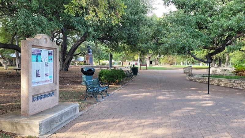 The view of the Old San Antonio Road Marker in the Landa Park image. Click for full size.