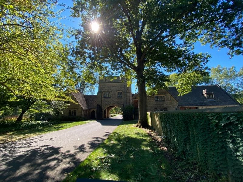 Gate Lodge & Garage image. Click for full size.