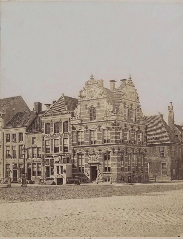 Goudkantoor, Groningen, voorgevel en zijgevel in rij met twee caf�'s (in de lucht is grijze retouche image. Click for full size.