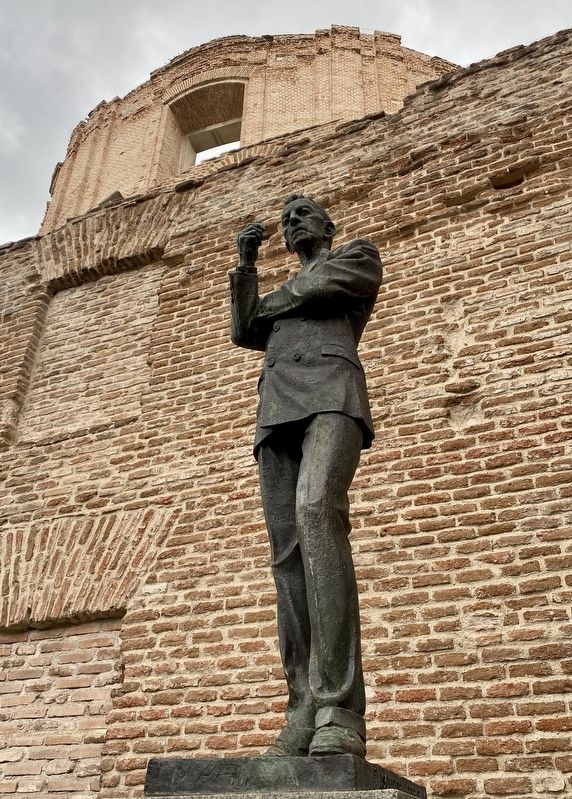 Agustin Lara Statue. Click for full size. Agustin Lara Statue image. Click for full size.
