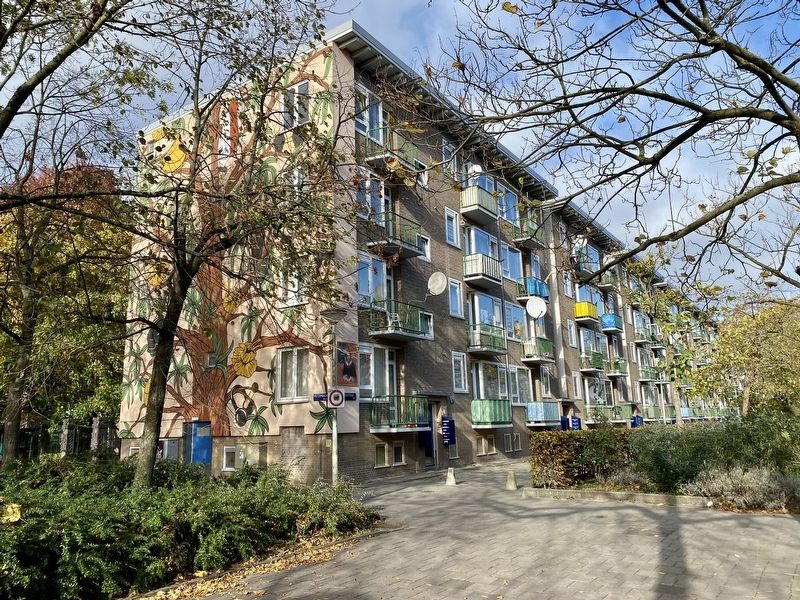Het Huis Lauernesse Marker - wider view image. Click for full size.