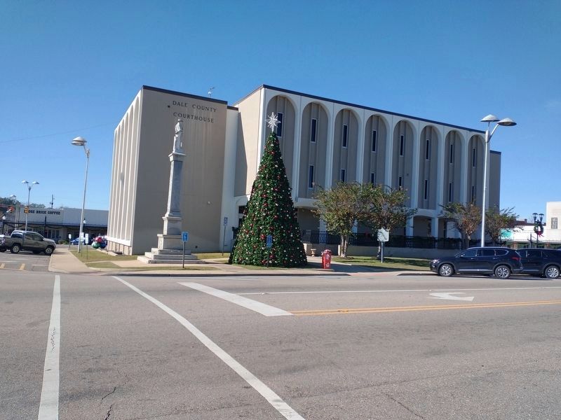 Dale County Courthouse image. Click for full size.