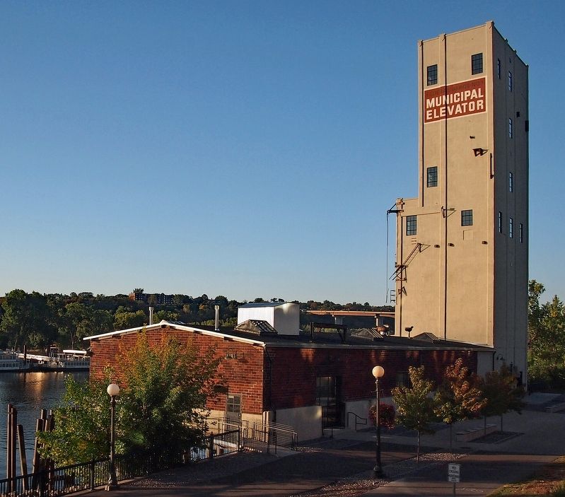 The Saint Paul Municipal Grain Elevator. Click for full size. The Saint Paul Municipal Grain Elevator image. Click for full size.