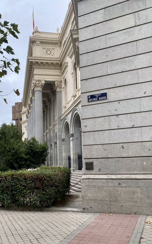 Bolsa de Madrid / The Madrid Exchange Marker - wide view. Click for full size. Bolsa de Madrid / The Madrid Exchange Marker - wide view image. Click for full size.