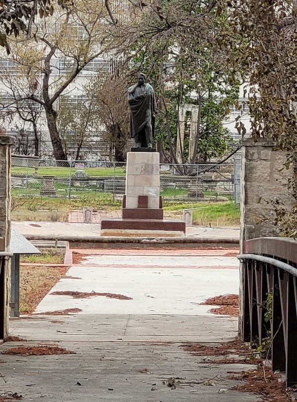 A statue in the Miraflores Park image. Click for full size.