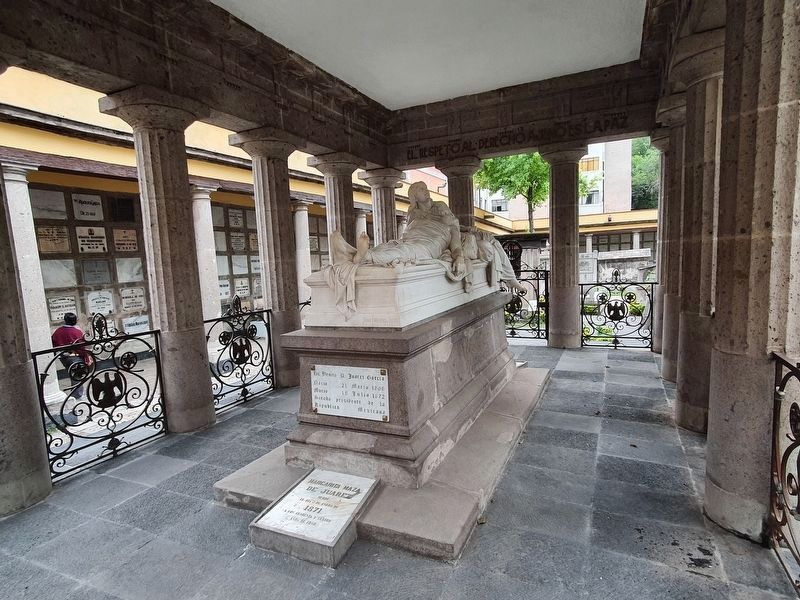 The nearby tomb of Margarita Maza Parada and Benito Ju�rez image. Click for full size.