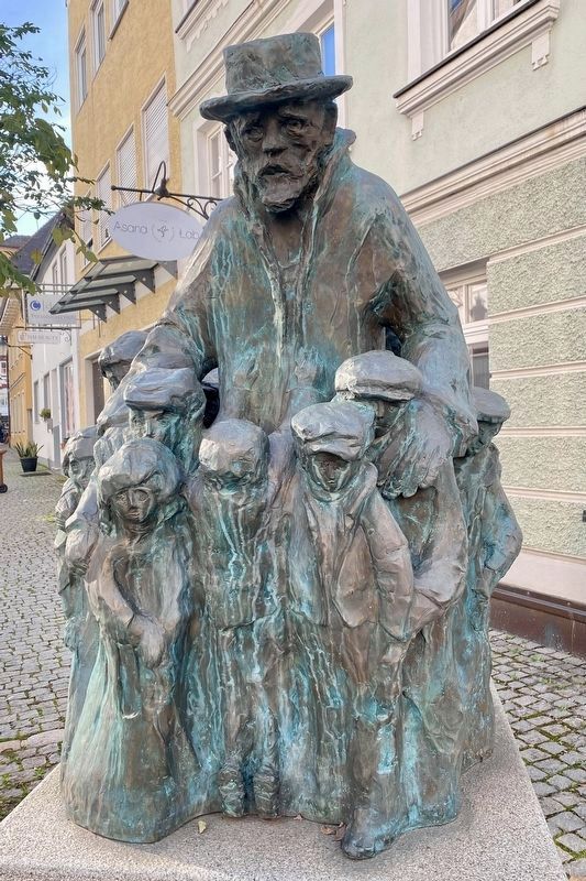 Janusz Korczak / Henryk Goldszmit and the Children statue image. Click for full size.