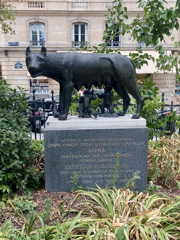 Replica Statue Louve Romaine du Capitole (Roman Capitoline Wolf). Click for full size. Replica Statue Louve Romaine du Capitole (Roman Capitoline Wolf) image. Click for full size.