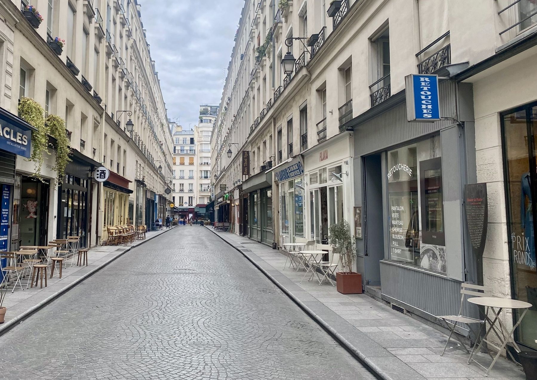 La rue Mandar and marker - wide view, looking west. Click for full size. La rue Mandar and marker - wide view, looking west image. Click for full size.