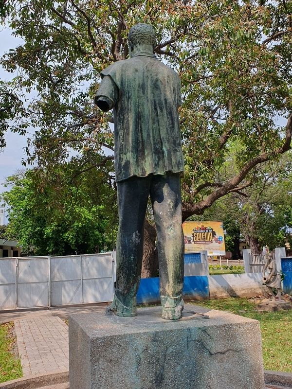 Dr. Kwame Nkrumah Statue Reverse image. Click for full size.