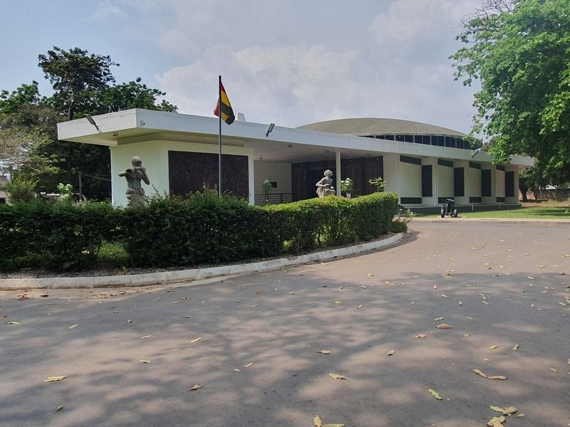 The nearby National Museum of Ghana image. Click for full size.