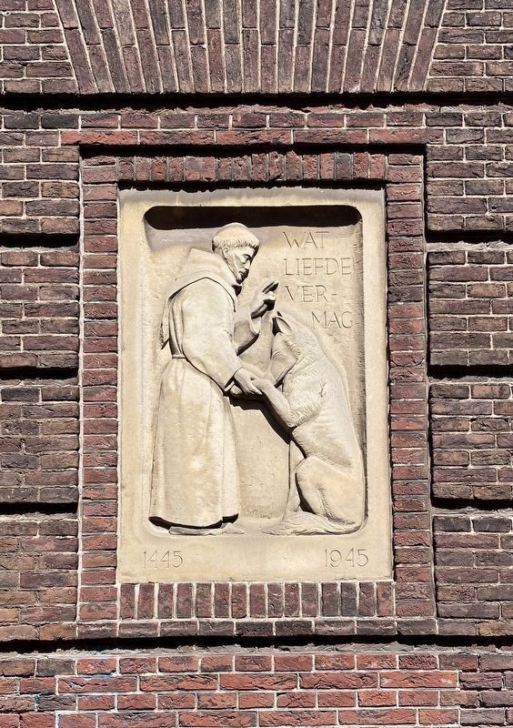 Hartebrugkerk - relief inset in wall west of the entrance. Click for full size. Hartebrugkerk - relief inset in wall west of the entrance image. Click for full size.