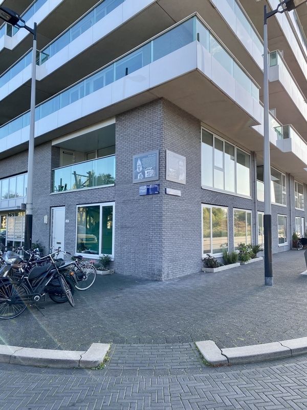 Wim van Est Marker - wide view image. Click for full size.