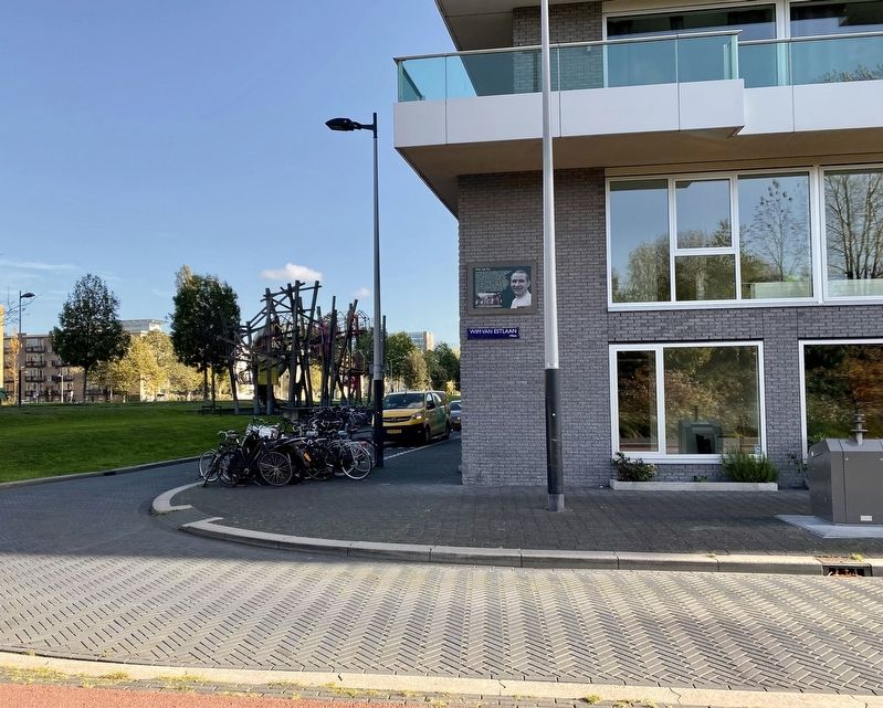 Wim van Est Marker - wider view image. Click for full size.