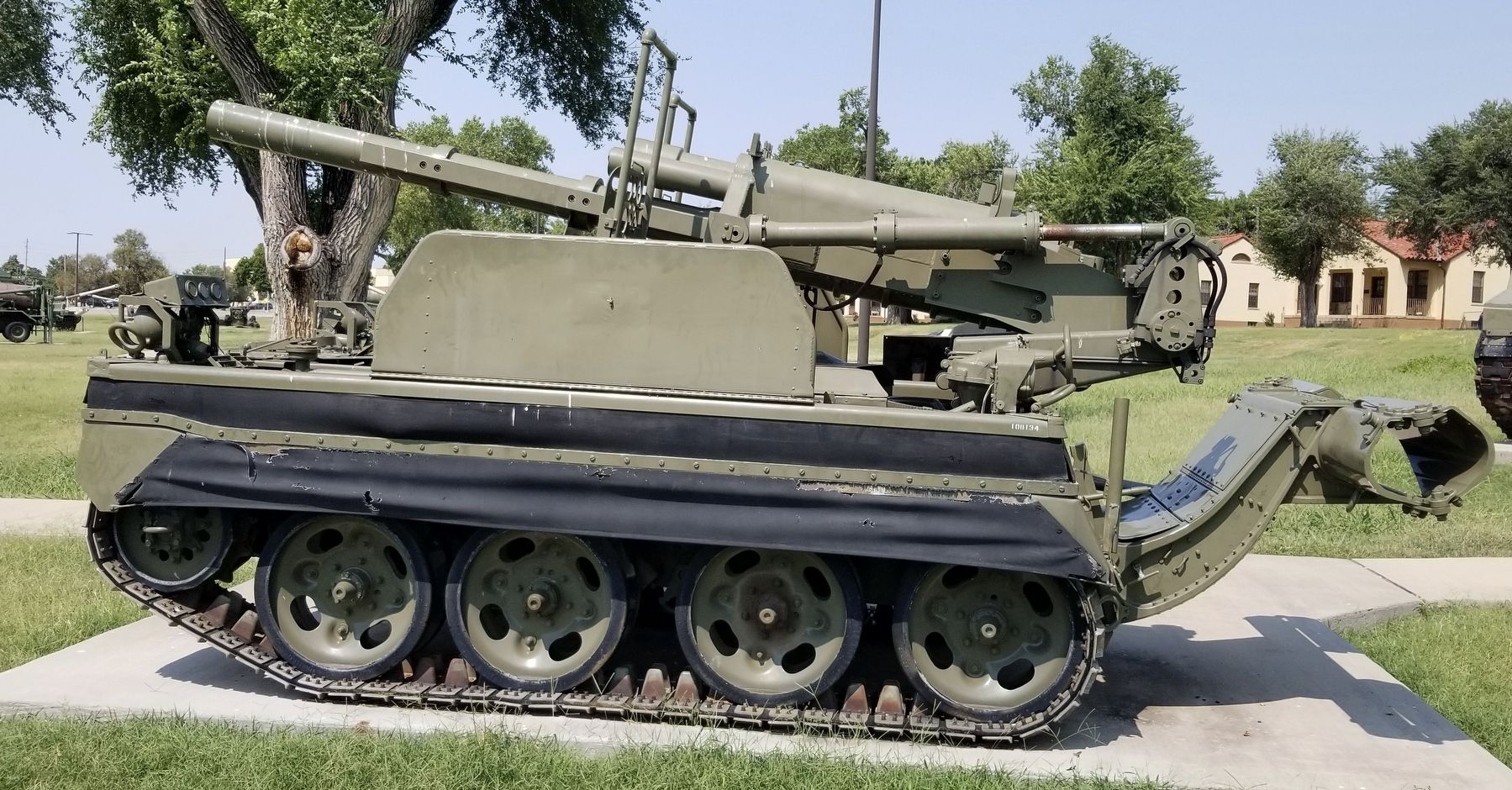 The back side of the XM-104 105mm Self-Propelled Gun image. Click for full size.