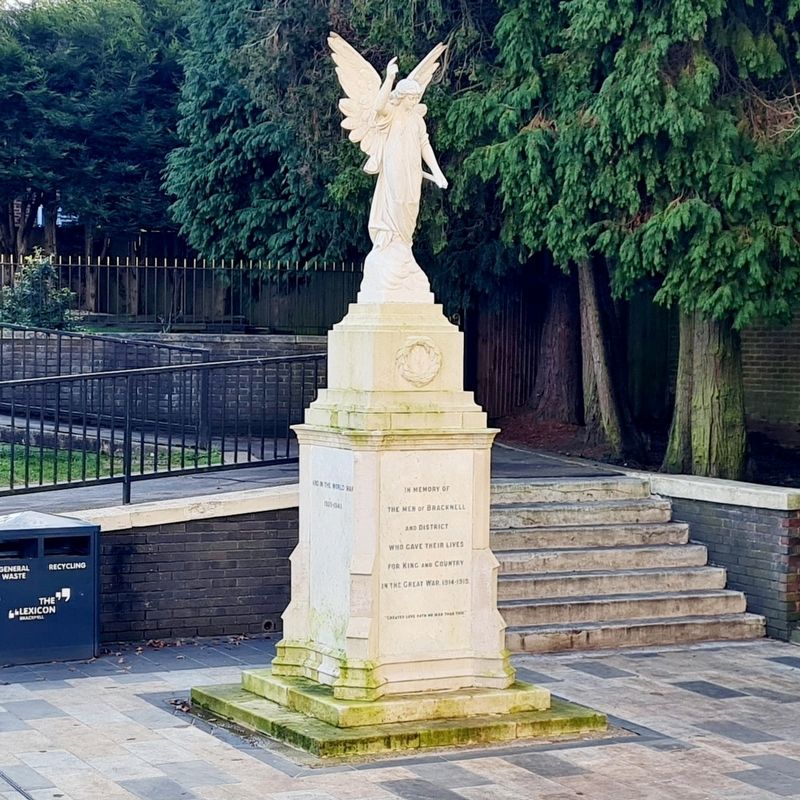 Bracknell and District War Memorial image. Click for full size.