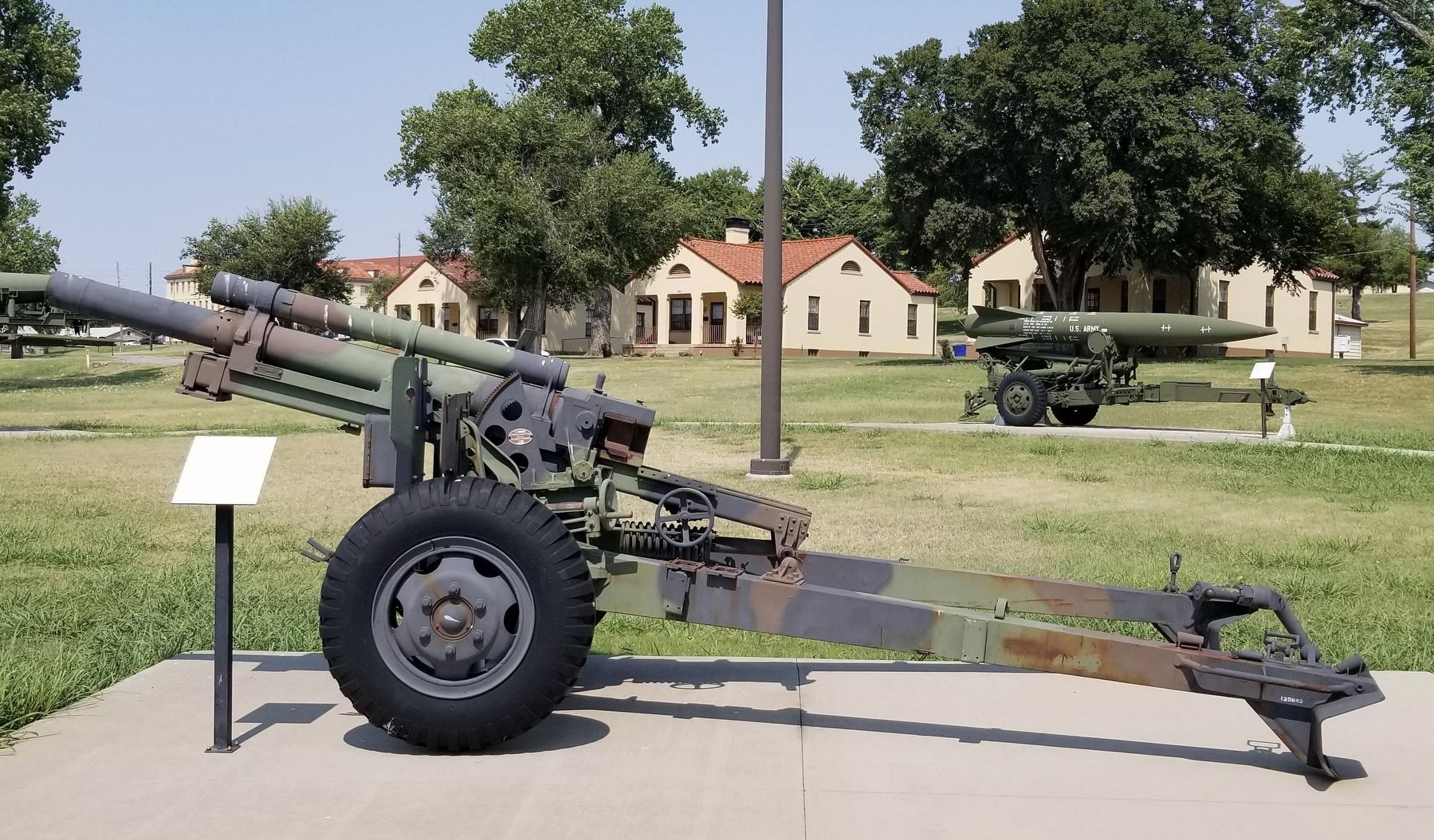 The side view of the U.S. M2A1/M101A1 105mm Towed Howitzer image. Click for full size.