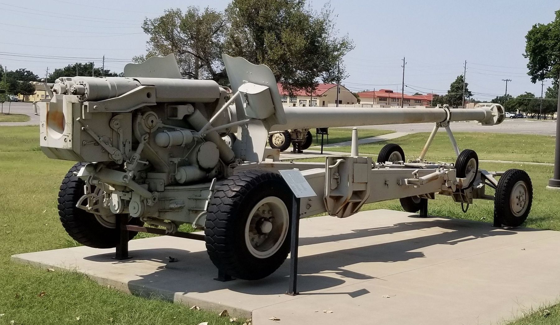 The side view of the Chinese Type 83 152mm Field Gun and Marker image. Click for full size.