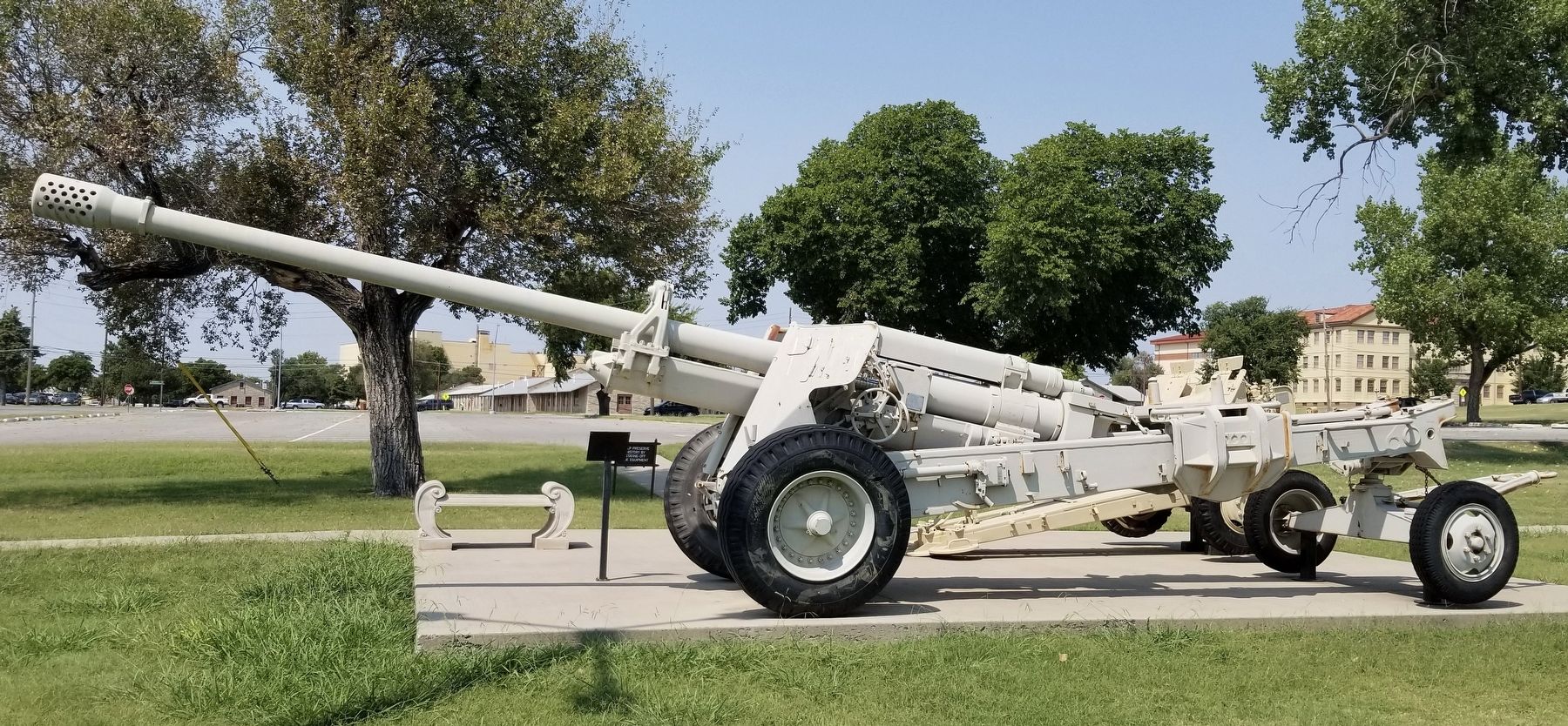 The side view of the Soviet M1954 (M-46) 130mm Field Gun and Marker image. Click for full size.