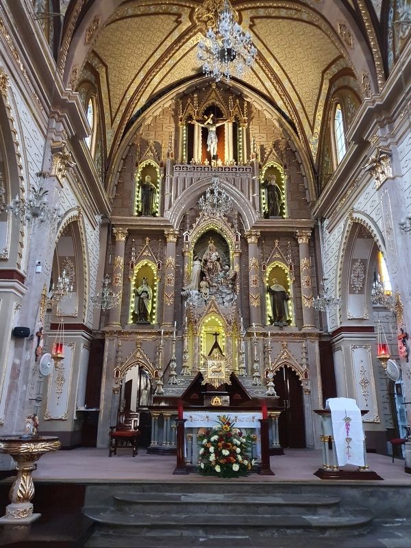 Templo Se�or del Perd�n altar image. Click for full size.