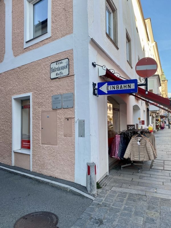 Mittelalterliche B�rgerh�user / Medieval Townhouses Marker - wide view image. Click for full size.