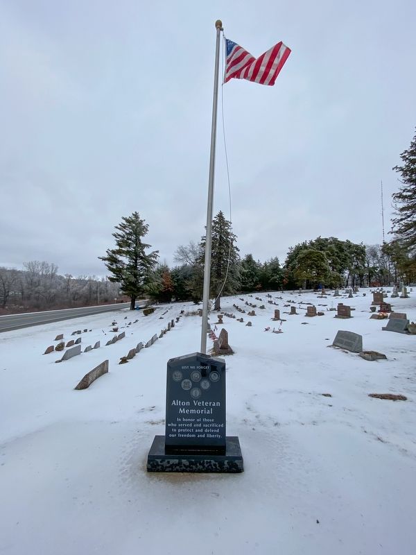 Alton Veteran Memorial image. Click for full size.