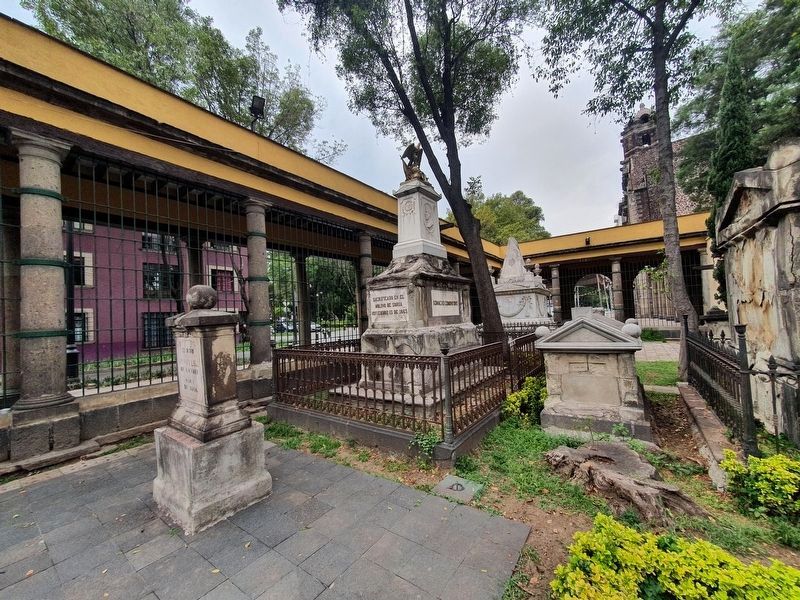 Another view of the tomb of Ignacio Comonfort image. Click for full size.