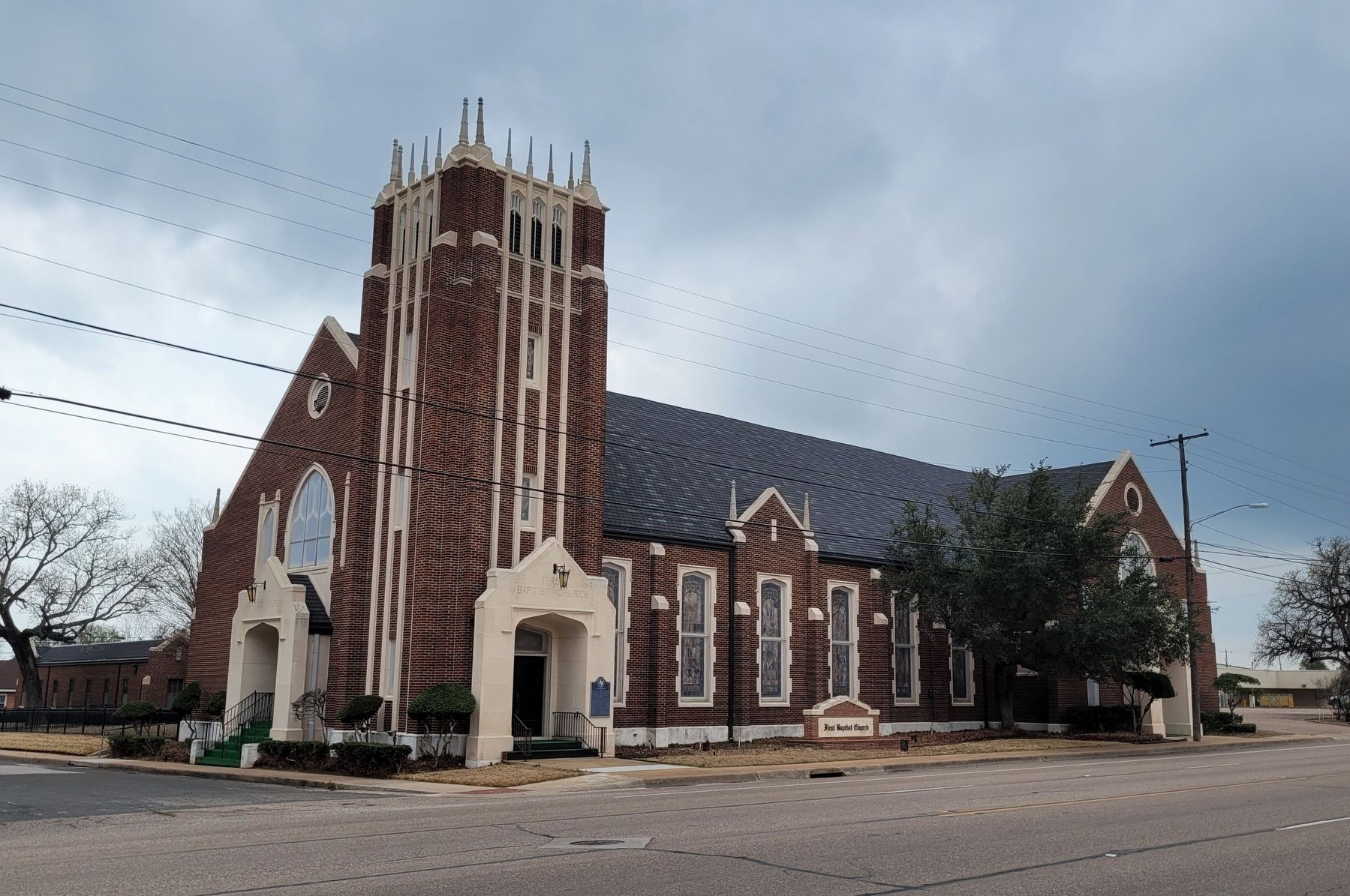 The view of the First Baptist Church of Gatesville from across the street image. Click for full size.
