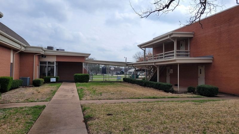 The First Baptist Church of McGregor Marker in the courtyard image. Click for full size.