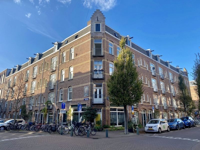 Willem Bentinck Marker - wide view image. Click for full size.
