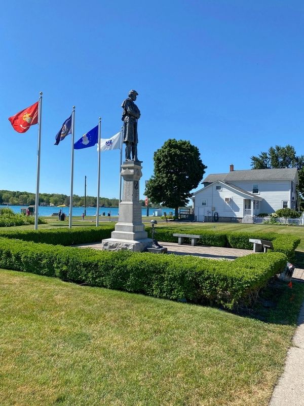 Algonac Civil War / Vietnam Memorial image. Click for full size.