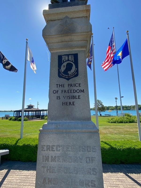 Algonac Civil War / Vietnam Memorial image. Click for full size.