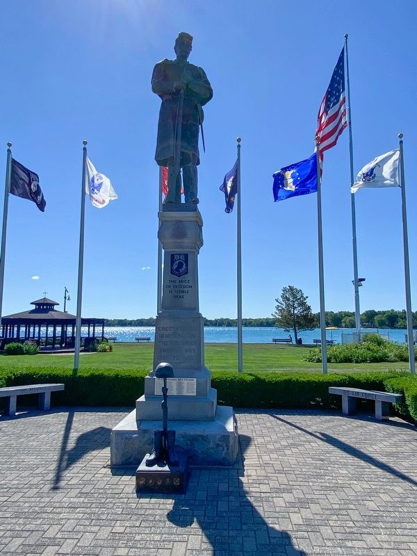 Algonac Civil War / Vietnam Memorial image. Click for full size.