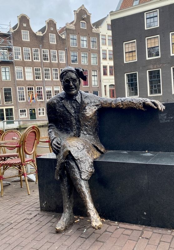 Major Bosshardthuis statue image. Click for full size.