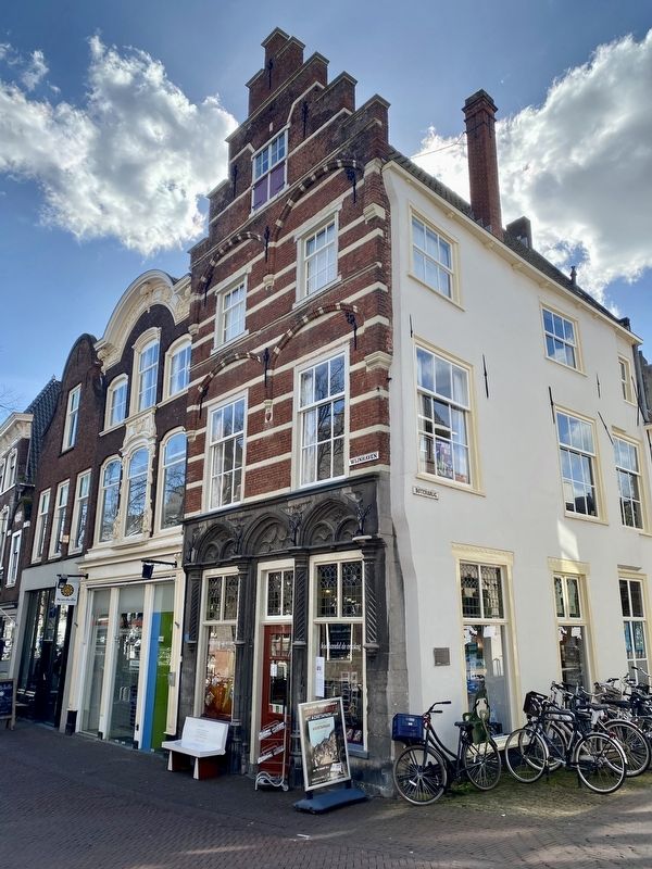 Huis �Het Tonnetgen� Marker - wide view image. Click for full size.