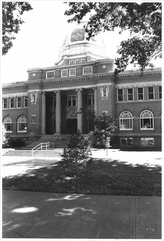 Chaves County Court House image. Click for more information.