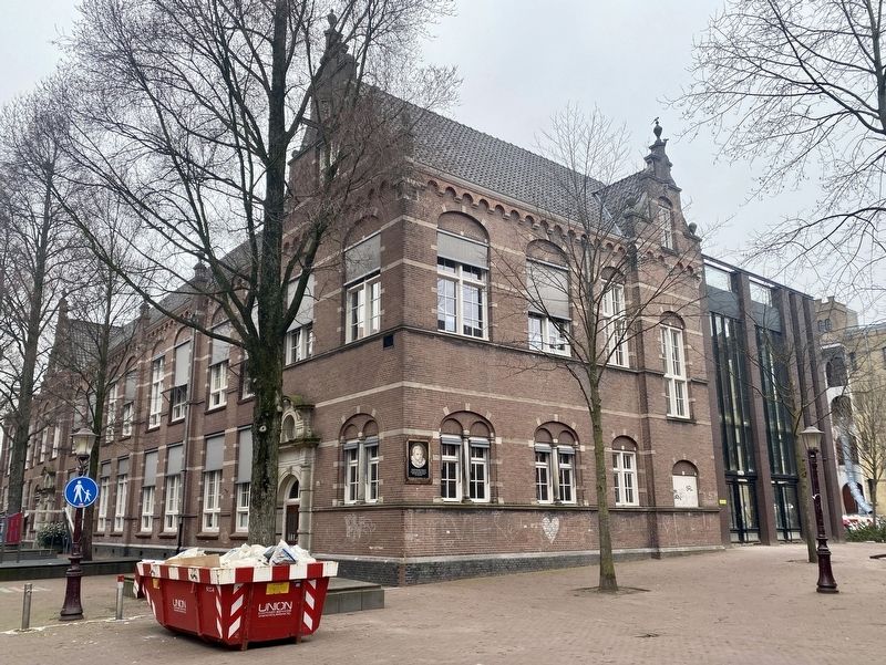 Jan Huygen van Linschoten Marker - wide view image. Click for full size.