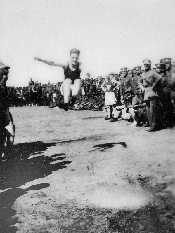 Marker detail: The running long-jump /<br>Le saut en longueur avec lan image. Click for full size.