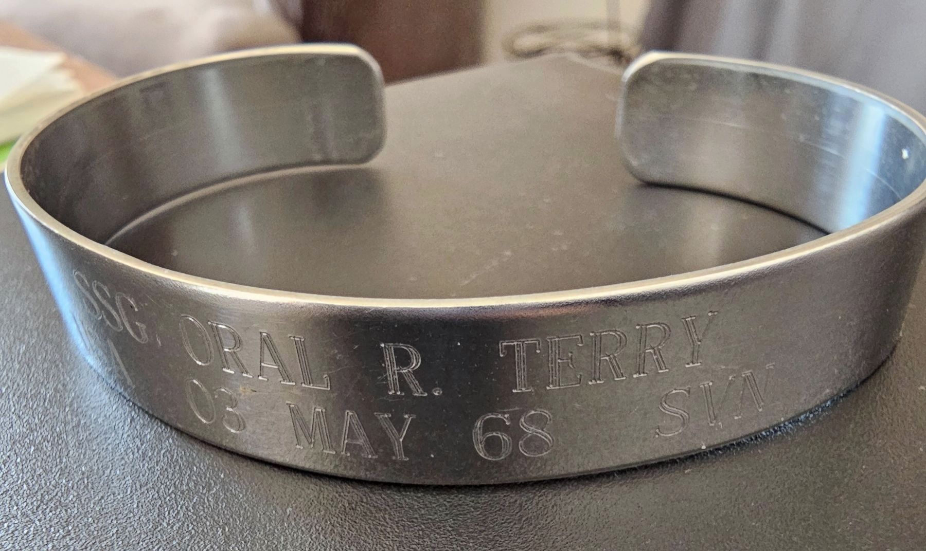 Illinois Remembers POW/MIA -bracelet image. Click for full size.