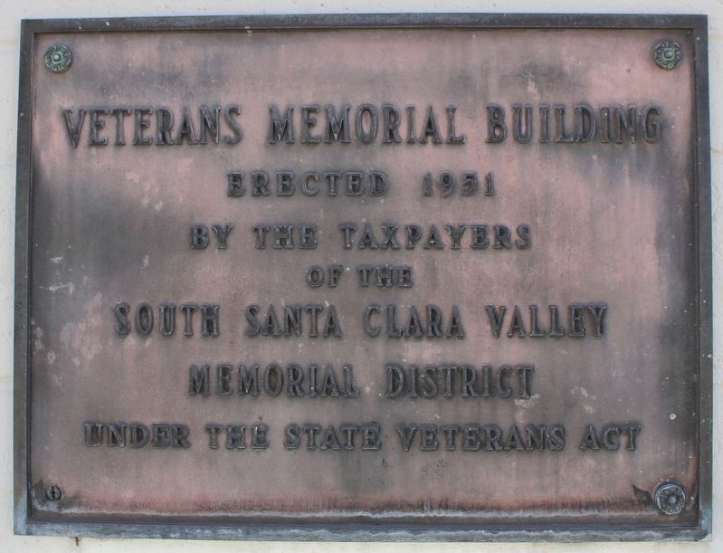 Veterans Memorial Building Plaque image. Click for full size.