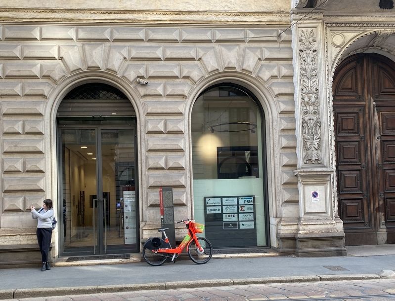 Palazzo Neorinascimentale Marker - wide view image. Click for full size.