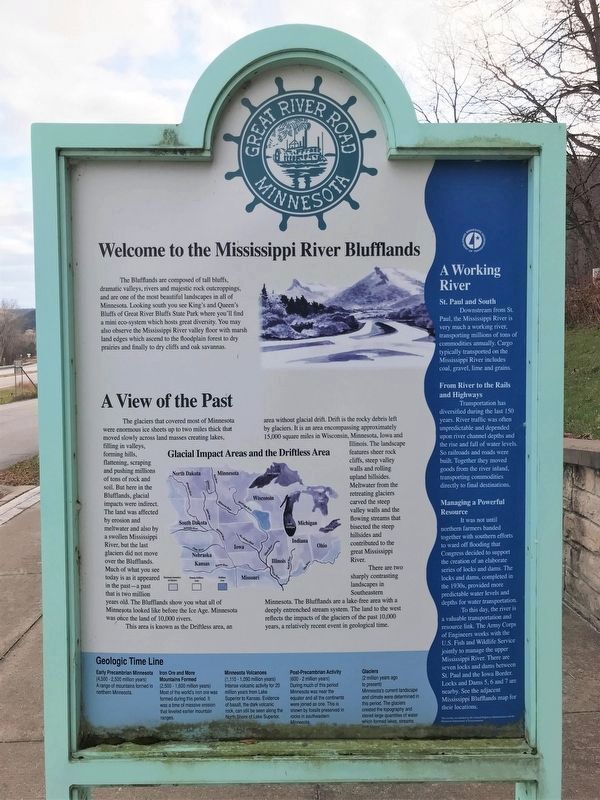 Great River Road Marker, nearby image. Click for full size.