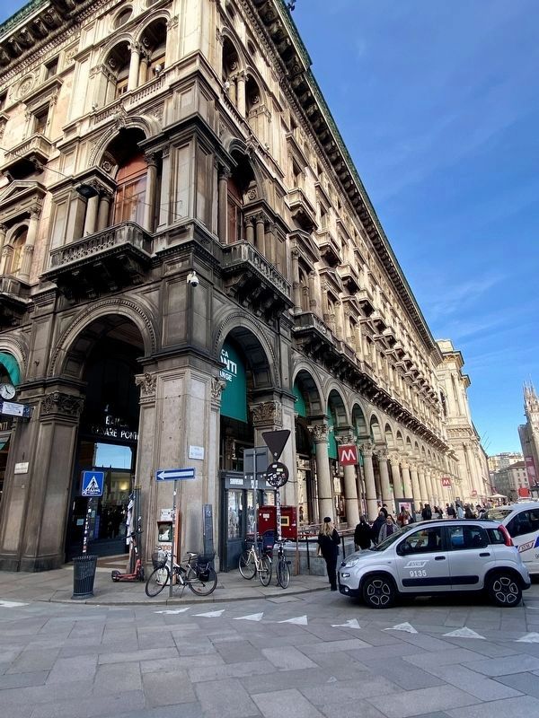 Piazza Duomo Marker - wide view image. Click for full size.
