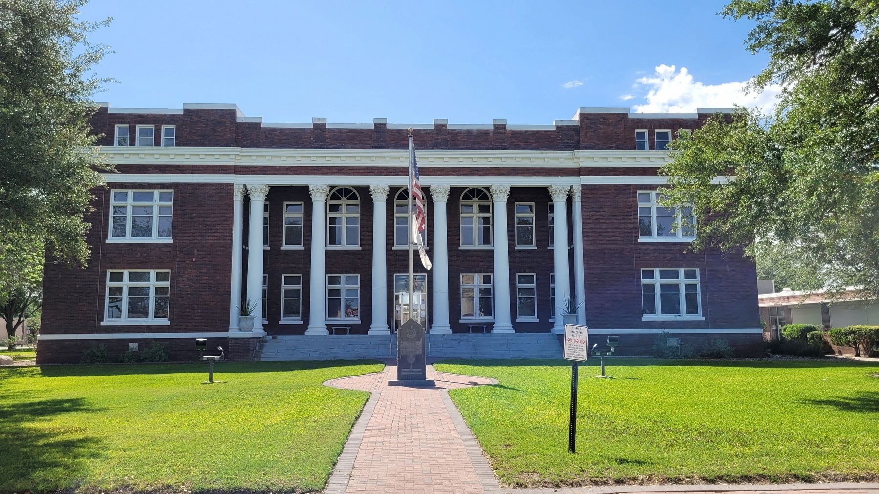 The Live Oak County Courthouse image. Click for full size.