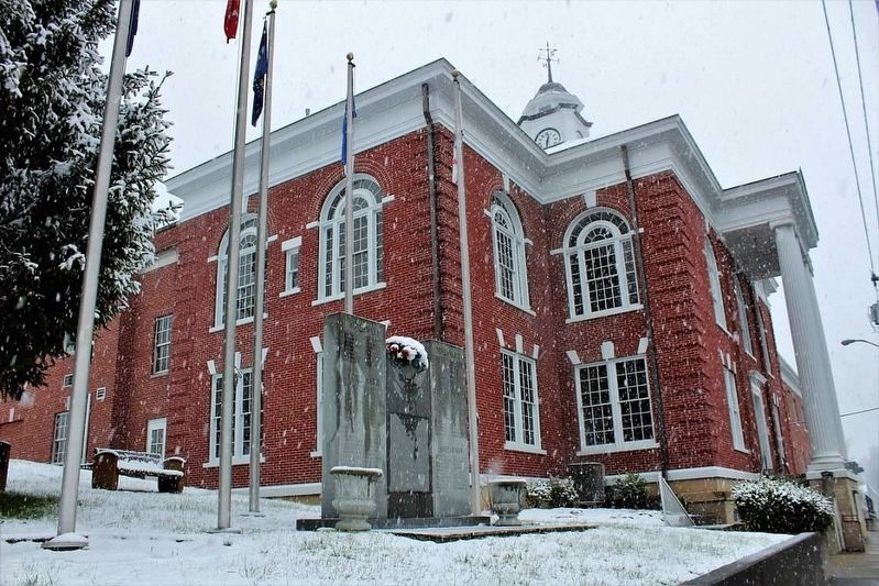 Dickenson County Courthouse, Clintwood VA image. Click for full size.