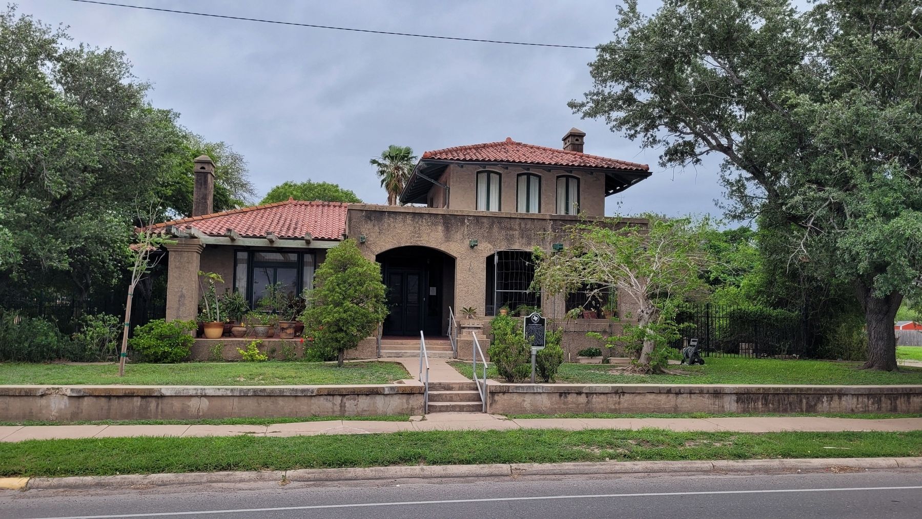 The view of the Home of Col. Sam Robertson and Marker from the street image. Click for full size.