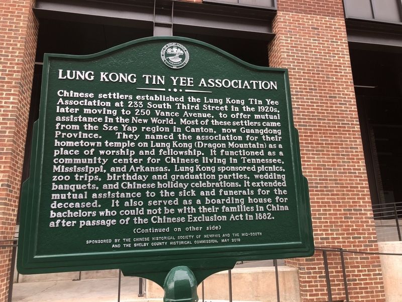 Lung Kong Tin Yee Association side of marker image. Click for full size.