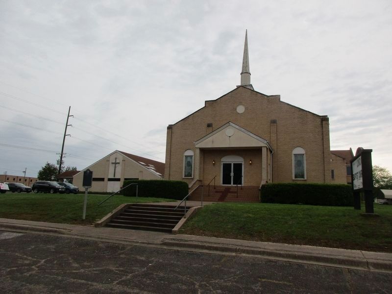London Baptist Church and Marker. Click for full size. London Baptist Church and Marker image. Click for full size.