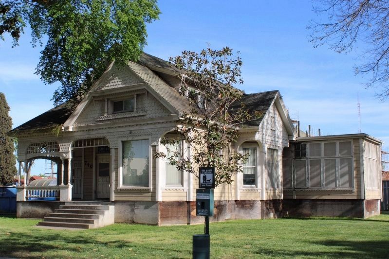 Queen Anne Style Cottage image. Click for full size.