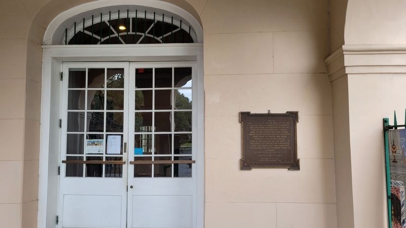The Cabildo Marker on the right side of the museum entrance image. Click for full size.